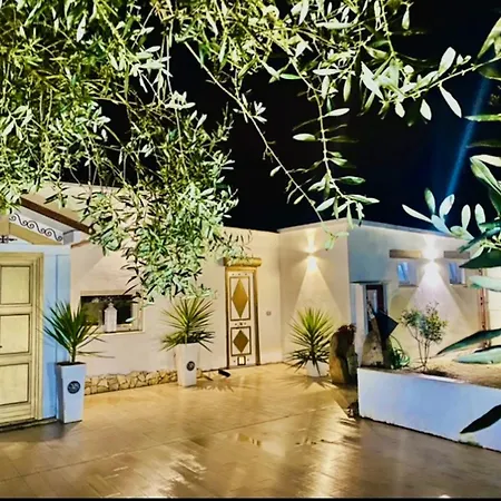 3 Bedrooms House With Shared Pool Jacuzzi And Enclosed Garden At 2 Km Away From The *